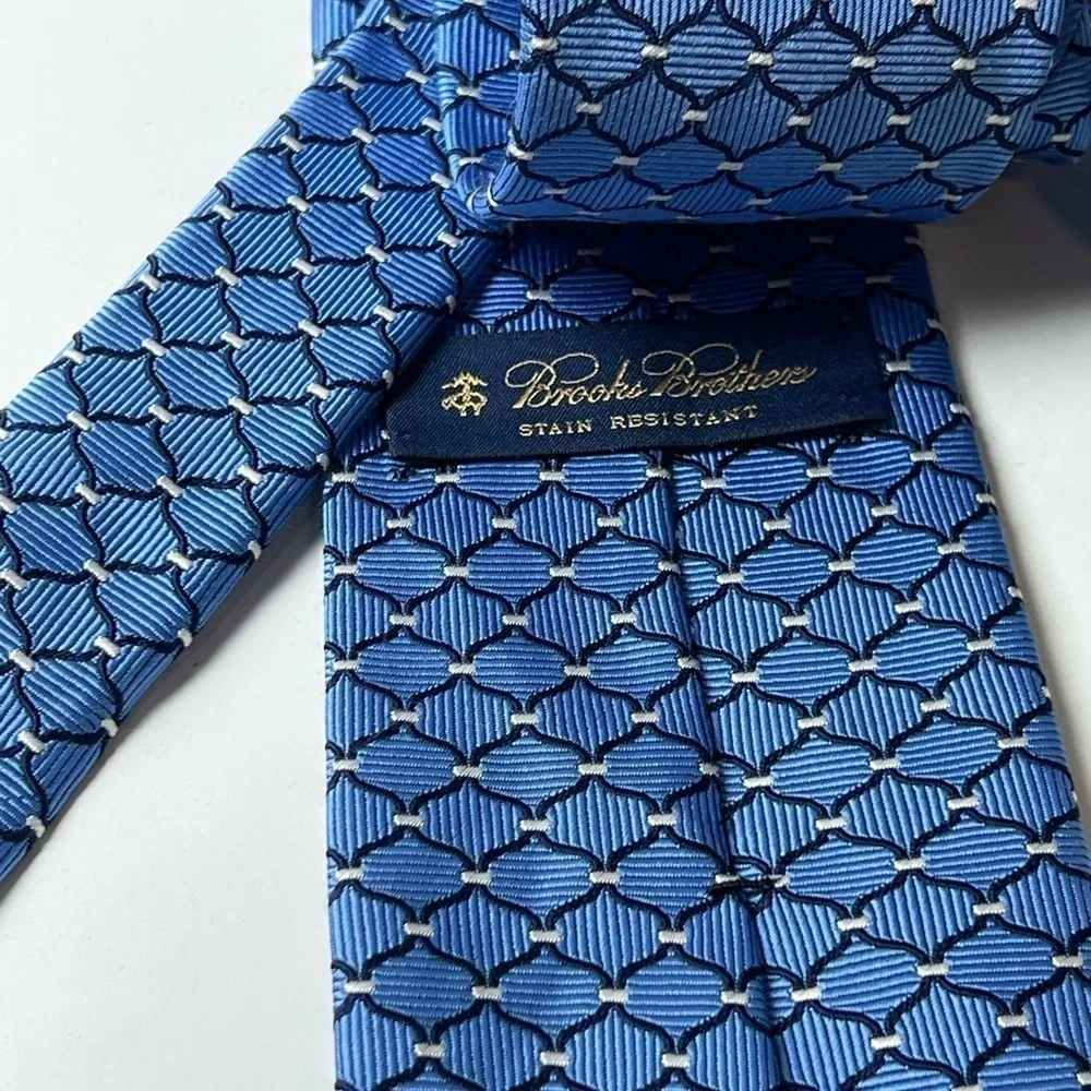 Brooks Brothers Stain Resistant Navy Geometric 100% Silk Made in Italy Tie EUC